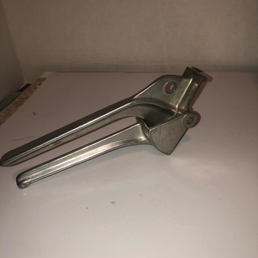 Vintage metal  Garlic Press, Made in Taiwan. Perfect for off the grid- used